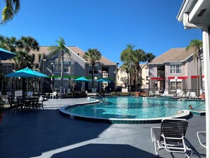 Una piscina al aire libre, una piscina climatizada
