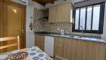 Refrigerador, microondas, cafetera y tetera y tetera eléctrica