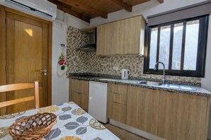 Refrigerador, microondas, cafetera y tetera y tetera eléctrica 