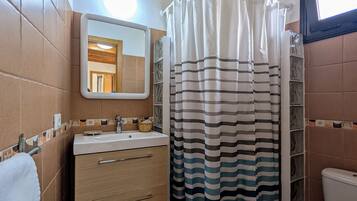 Douche, sèche-cheveux, serviettes fournies