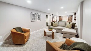 A modern living room with a sofa, armchairs, and a coffee table. - Modern, Fully Furnished Retreat, Close to OSU Campus, Downtown and Riverside Hos (Columbus)