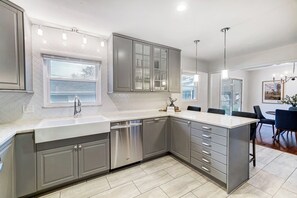 雪櫃、微波爐、焗爐、爐具