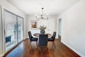 Dining - Modern, Fully Furnished Retreat, Close to OSU Campus, Downtown and Riverside Hos (Columbus)