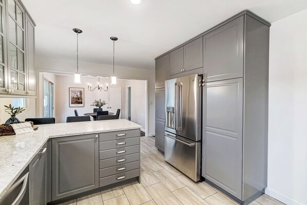 Fridge, microwave, oven, stovetop - Modern, Fully Furnished Retreat, Close to OSU Campus, Downtown and Riverside Hos (Columbus)