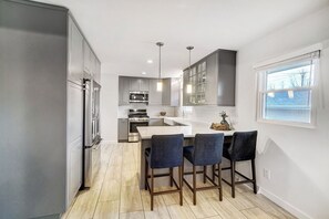 Fridge, microwave, oven, stovetop - Modern, Fully Furnished Retreat, Close to OSU Campus, Downtown and Riverside Hos (Columbus)