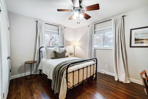 4 bedrooms, desk, iron/ironing board, free WiFi - Modern, Fully Furnished Retreat, Close to OSU Campus, Downtown and Riverside Hos (Columbus)