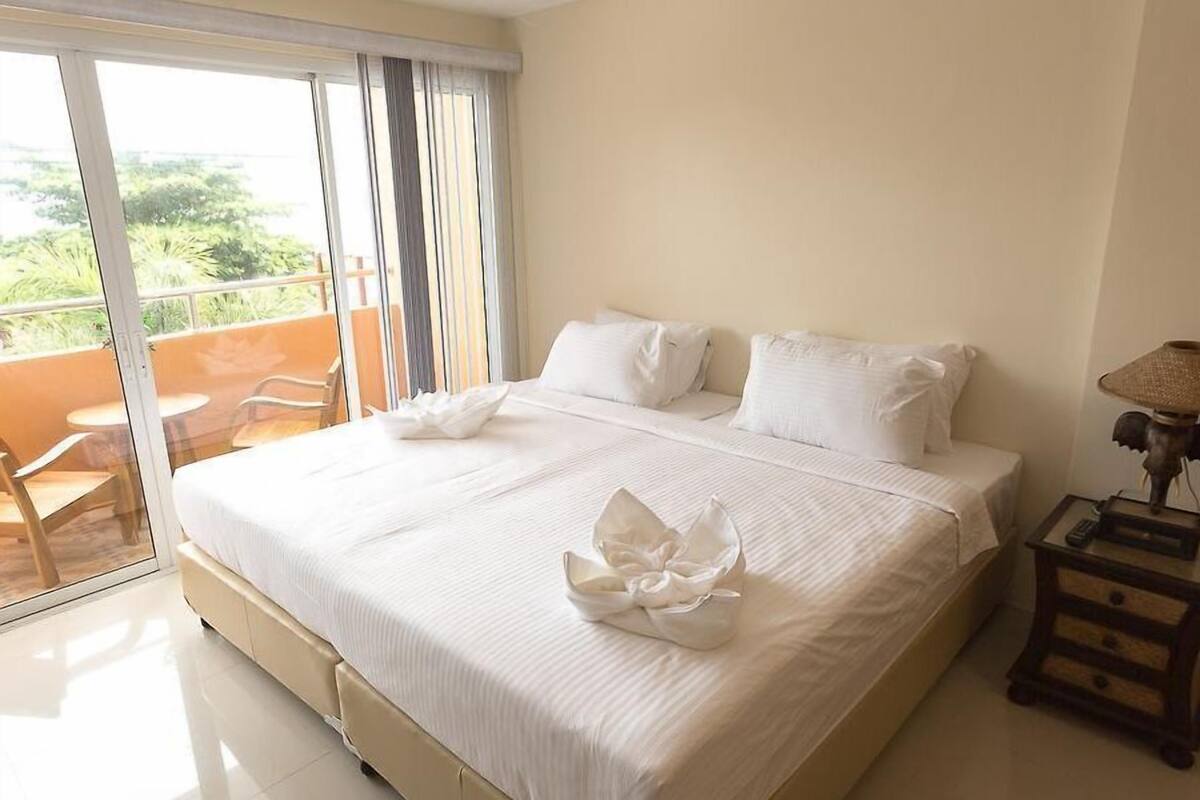 Deluxe Double Room, Balcony, Ocean View | Free WiFi, bed sheets