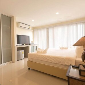Phòng đôi Deluxe, ban công, quang cảnh biển | Truy cập Internet không dây miễn phí, bộ trải giường