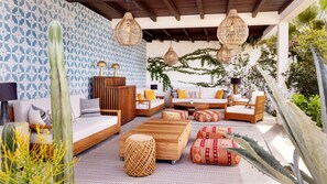 Terrace/patio - Fine Seafront Penthouse Steps From Cerritos Beach (Los Cerritos)