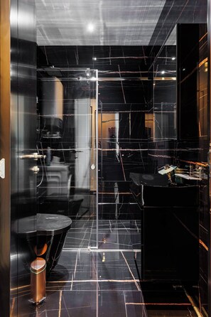 Dusch, hårtork, handdukar och tvål