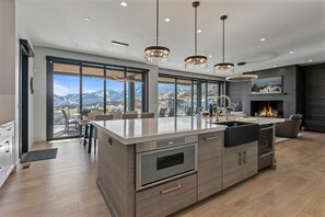 Microwave, oven, dishwasher, coffee/tea maker