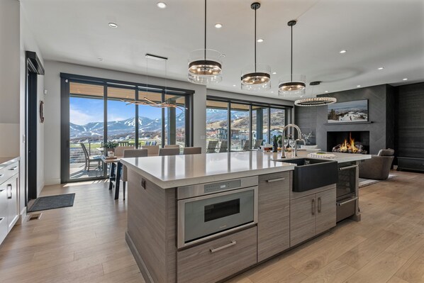 Microondas, horno, lavavajillas y cafetera y tetera 