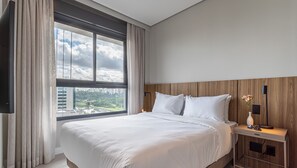 Caja de seguridad en la habitación y espacio para trabajar con laptop 