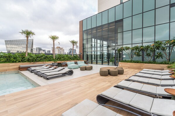 Una piscina techada, una piscina al aire libre