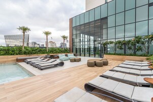 室内游泳池，室外游泳池