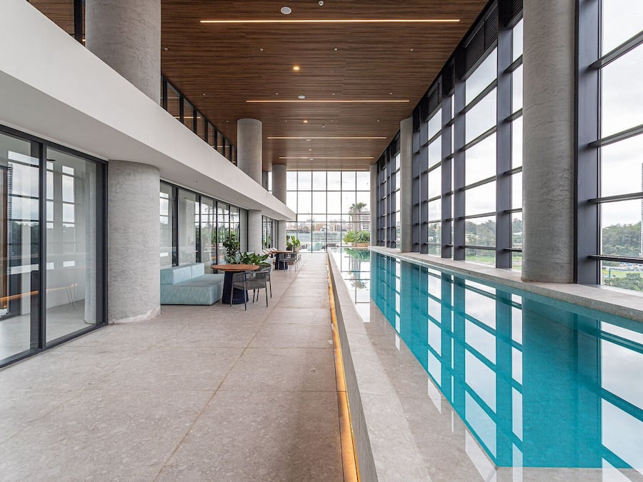 Innendørsbasseng og utendørsbasseng