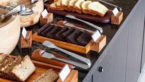 A buffet with various breads and pastries. - AV.NU by Viva - Residencial Alto Padrão próximo a Business Center na Nações Unidas. (São Paulo)