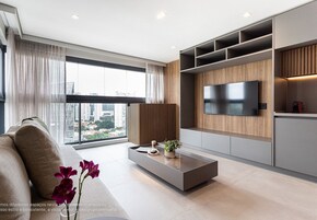 Apartamento família | Área de estar | TV 42 polegadas com canais digitais