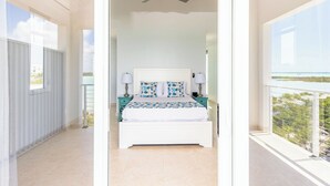 Un dormitorio con cama, mesitas de noche y ventilador de techo.