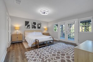 4 bedrooms, free WiFi, bed sheets - Golf Course Mansion-Pool-Massive TVs-Sonos surround sound-Sleeps 16+ (Conroe)