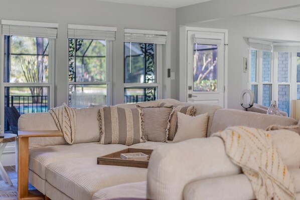 Smart TV, fireplace, stereo - Golf Course Mansion-Pool-Massive TVs-Sonos surround sound-Sleeps 16+ (Conroe)