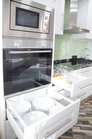 Een koelkast, een magnetron, een oven, een kookplaat