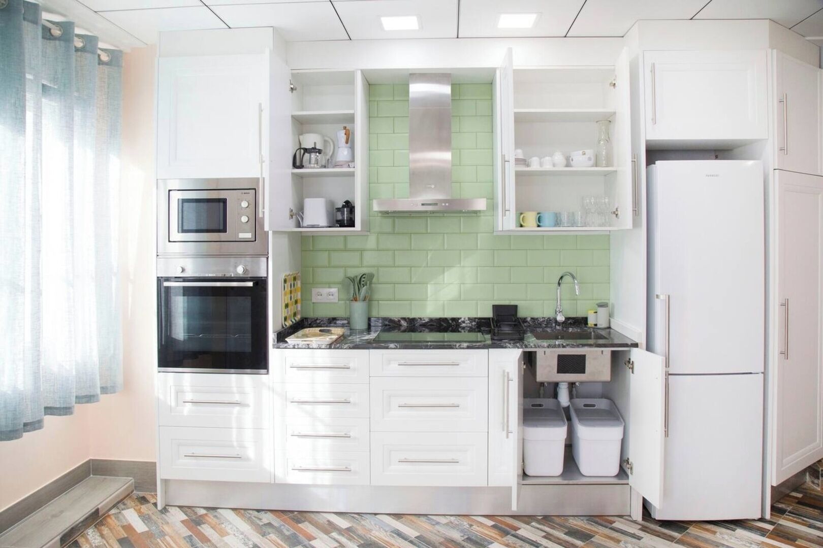 Frigorífico, microondas, horno y placa de cocina