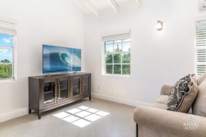 Lägenhet - 1 queensize-säng | Vardagsrum | Tv
