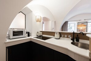 Fridge, microwave, stovetop, coffee/tea maker