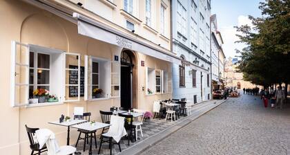 Superior 4BDR Apartment Steps from Charles Bridge