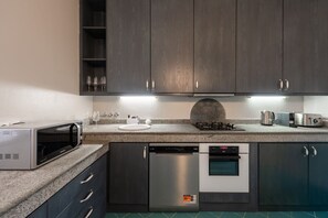 Køleskab, mikrobølgeovn, ovn, kogeplade