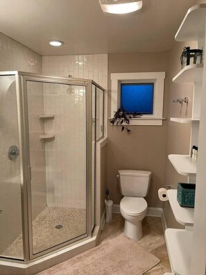Shower, hair dryer, towels - The Spanish Moon!  Downtown (Wilmington)