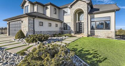 Mountain Top Mansion w/ Bar, B-ball Court, Hot Tub