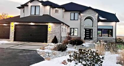 Mountain Top Mansion w/ Bar, B-ball Court, Hot Tub