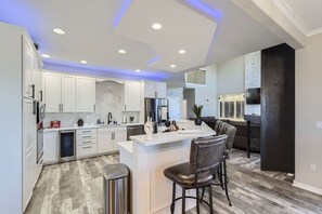 Køleskab, mikrobølgeovn, ovn, kogeplade