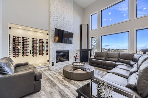 Mountain Top Mansion w/Bar, B-ball Court, Hot Tub, 6BR, 3FB, 2HB, 2 Air mattress