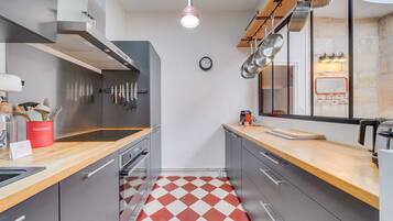 Fridge, oven, dishwasher, coffee/tea maker