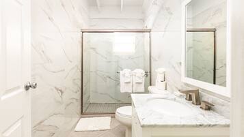 Apartment, 1 Queen Bed | Bathroom