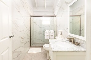 Apartment, 1 Queen Bed | Bathroom - Tropical Bottle Creek Apts & Parking (Bottle Creek)