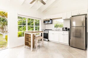 Apartment, 1 Queen Bed | Private kitchen | Electric kettle - Tropical Bottle Creek Apts & Parking (Bottle Creek)