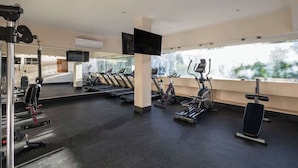 Ein Fitnessstudio mit Laufbändern, Ergometer und Krafttrainingsgeräten.