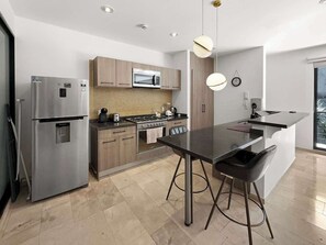 Kjøleskap, ovn, kokeplater og oppvaskmaskin