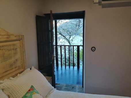 Casa de campo, varanda, vista para o rio | 1 quarto, ferros/tƔbuas de passar roupa, Wi-Fi de cortesia