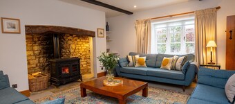 Todenham Farmhouse - Pet friendly on a working farm