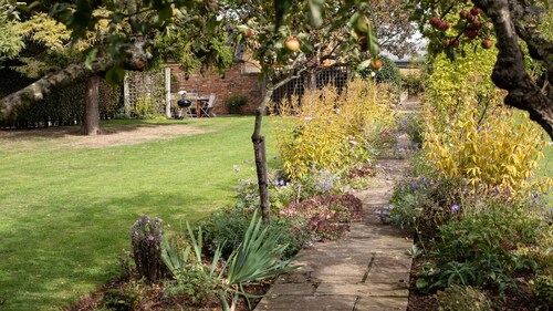 Todenham Farmhouse - Pet friendly on a working farm