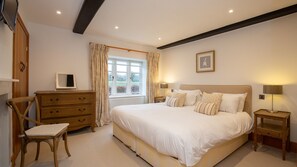 5 bedrooms, iron/ironing board, travel cot, free WiFi - Todenham Farmhouse - Pet friendly on a working farm (Todenham)