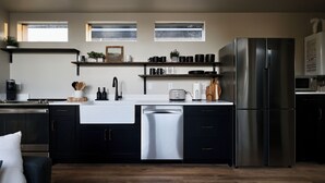 Private kitchen - Charming cabin with full RV resort access incl, WiFi in welcoming South Weber (South Weber)