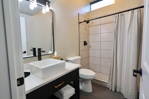 Hair dryer, towels, soap, toilet paper - Charming cabin with full RV resort access incl, WiFi in welcoming South Weber (South Weber)