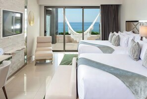 Suite – deluxe, 2 queensize-senger, strandutsikt | Safe på rommet, blendingsgardiner, lydisolert og strykejern/-brett