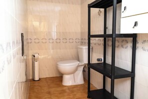 Een douche, handdoeken
